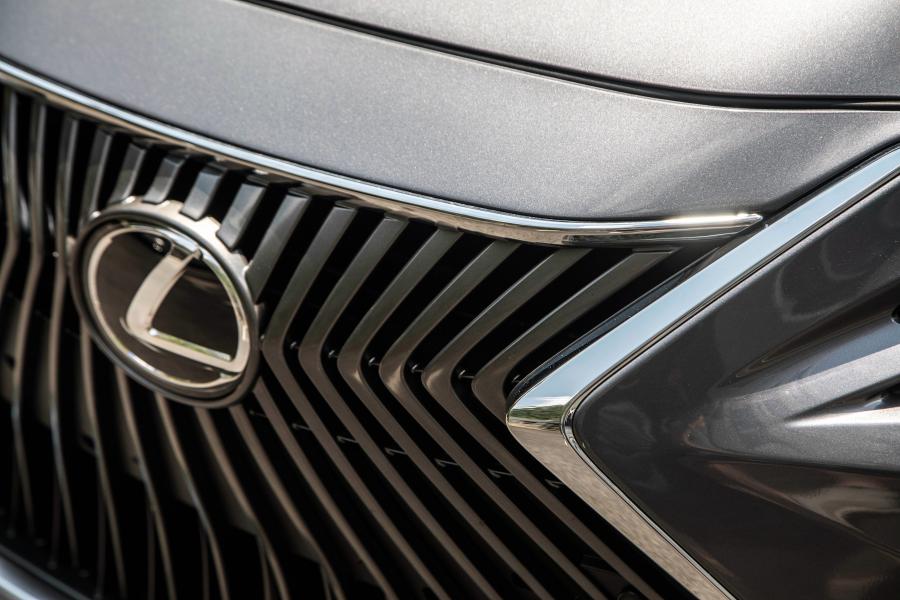 Детали экстерьера Lexus ES250 2018 года  (WW) (фото 18 из 21)